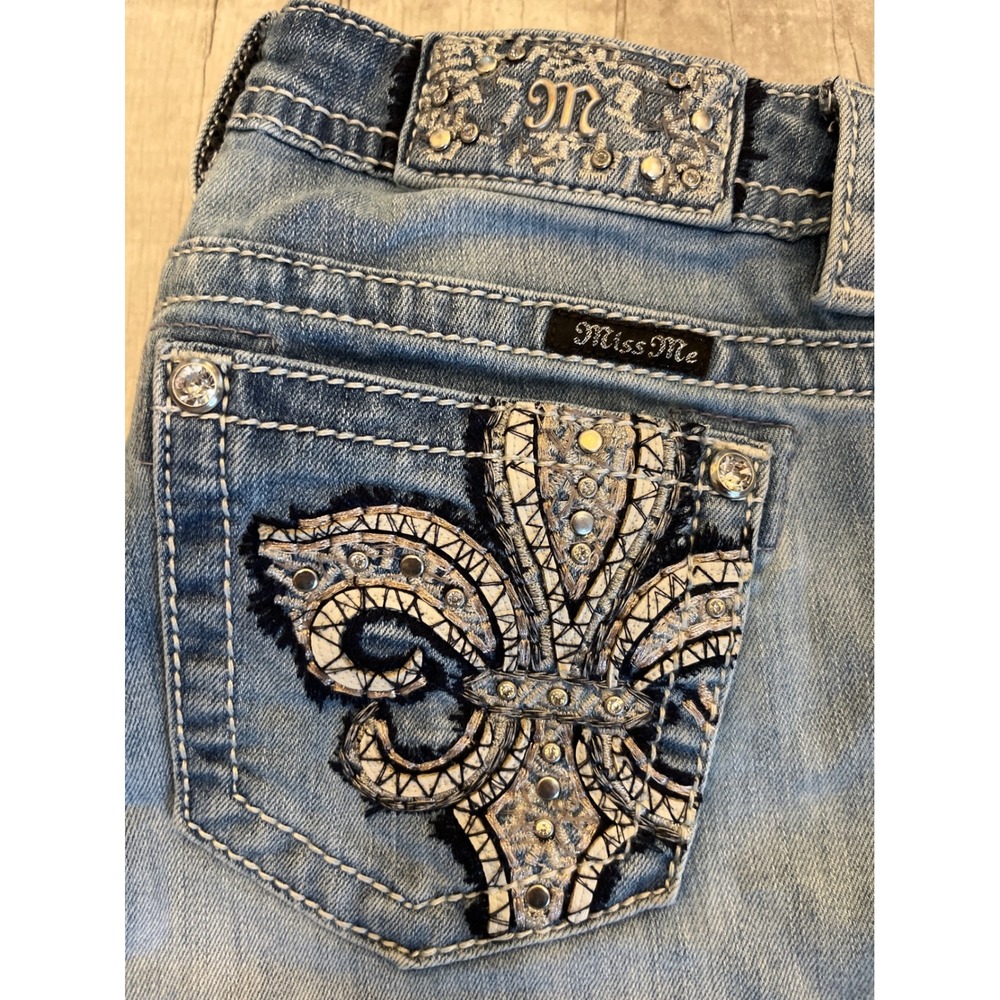 Miss Me Signature Cuffed Capri Jeans‎ Fleur De Lis Embellished JP7658P Light 27